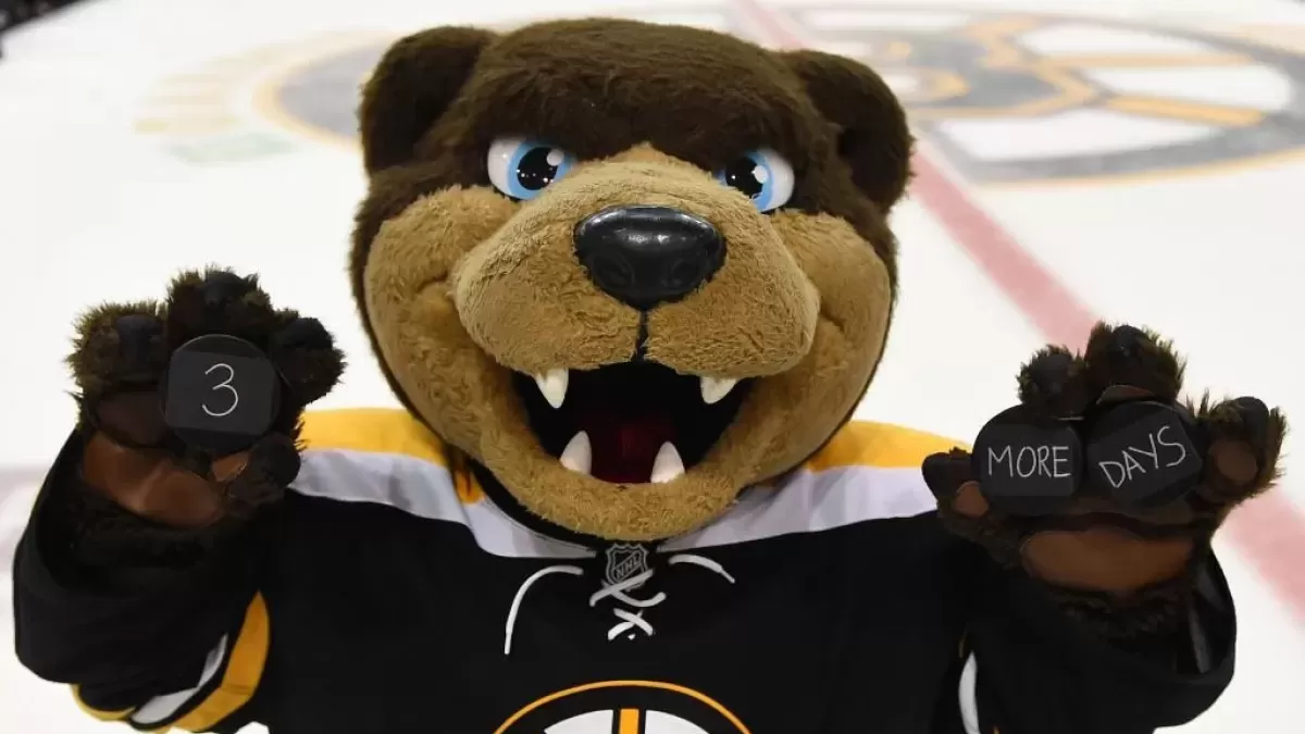 Bruins: PHOTOS- Boston Bruins mascot Blades surprises nurses before Sta...