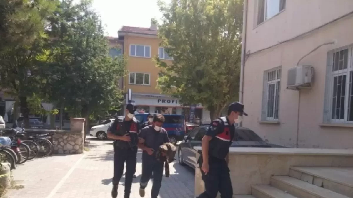 Eskişehir'de kaçak kazı yapan 8 kişi suçüstü yakalandı