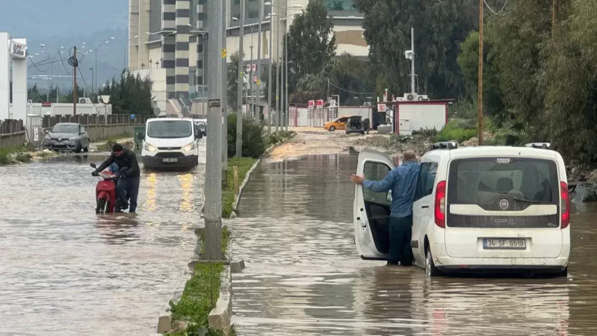 Hatay'ın Dörtyol ilçesinde sağanak yağış trafiği olumsuz etkiledi