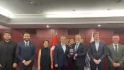 'Getir sandığı, küfeyi biz taşıyacağız' : Özgür Özel'den Cumhurbaşkanı Erdoğan'a yanıt! Platforma sırtında küfeyle geldi